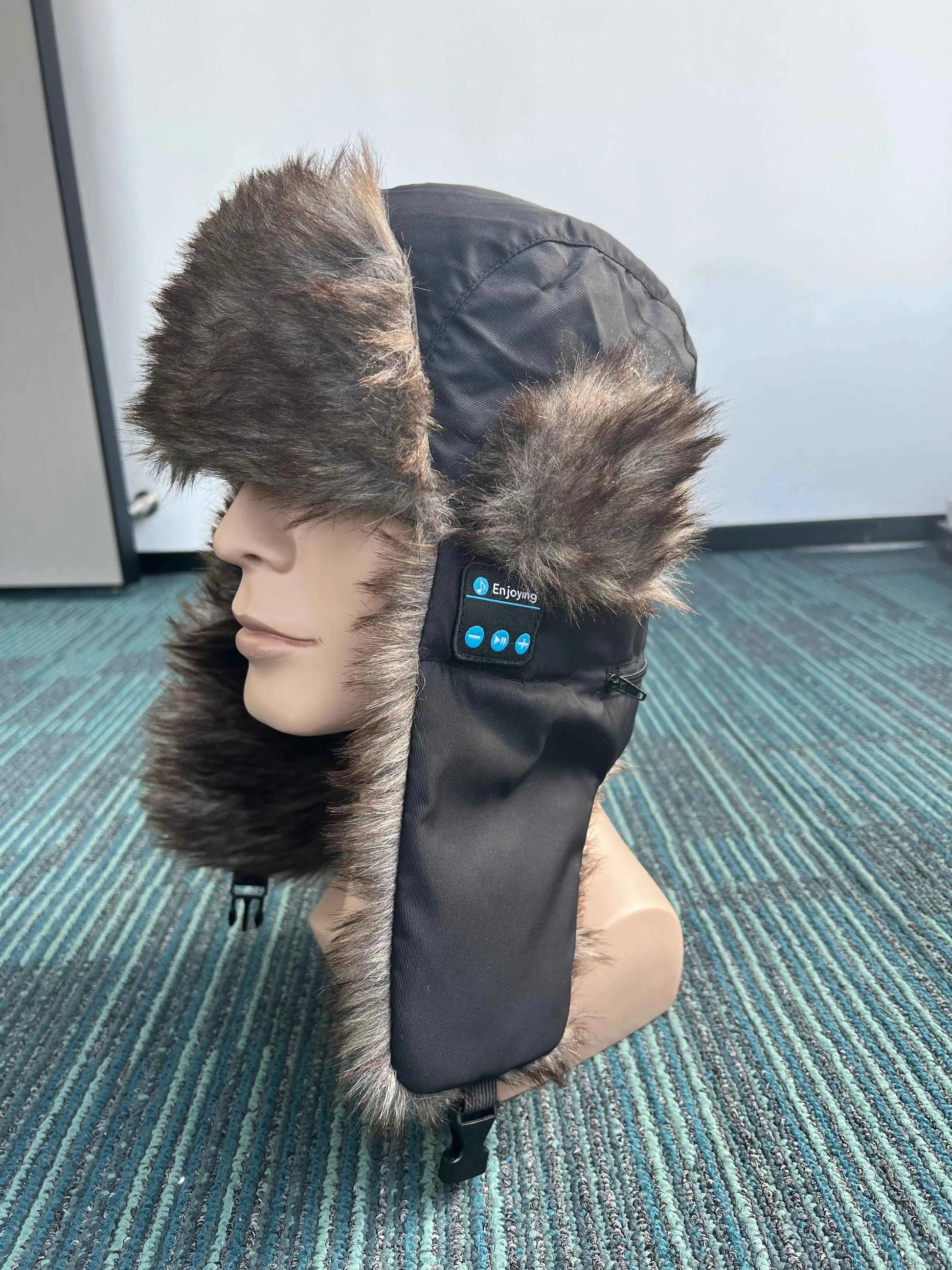 24 News SYPVRY Bluetooth Winter Hats For Men 2 Wearing GlowCart