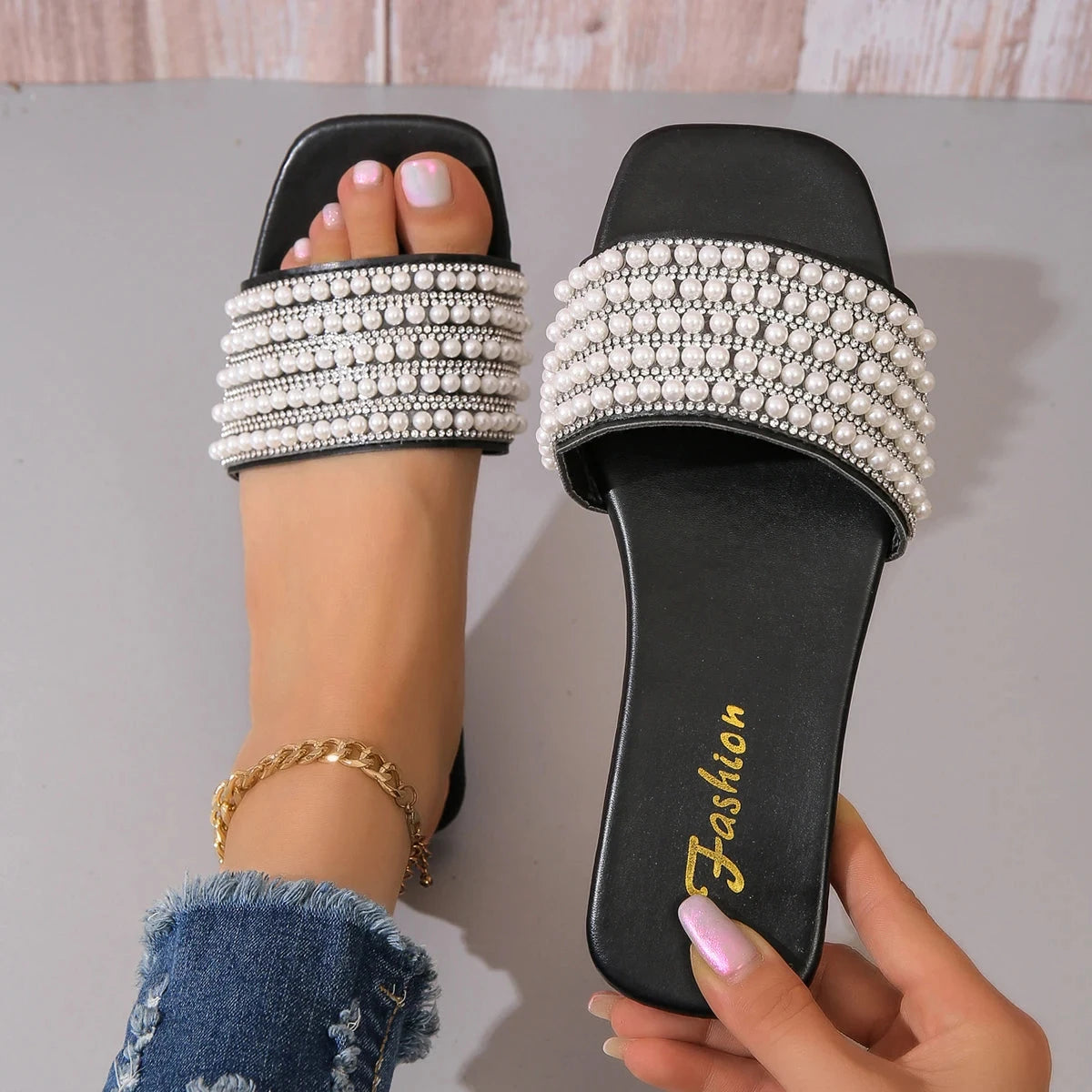 Women's fashionable flat sandals with artificial pearl and GlowCart